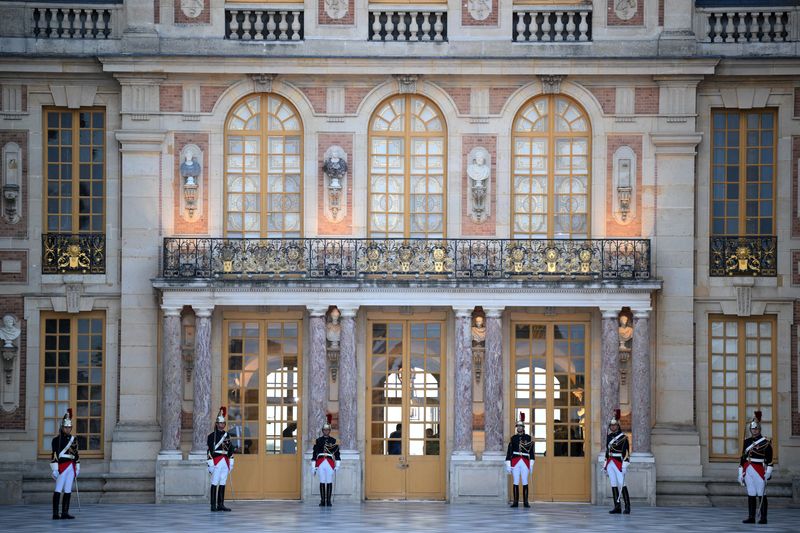 Palácio de Versalhes é reaberto após alerta de segurança