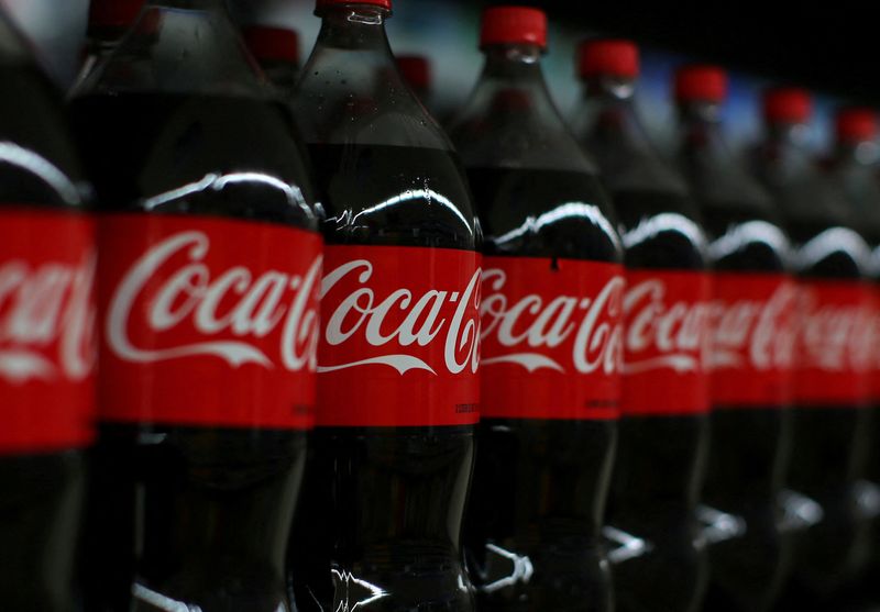 Coca-Cola eleva previsões após aumento no lucro com preços mais altos e demanda constante