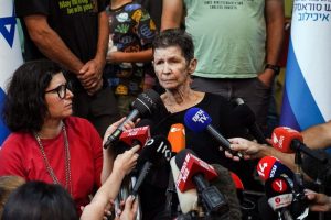 Refém israelense libertada diz ter vivido “inferno” em sequestro do Hamas