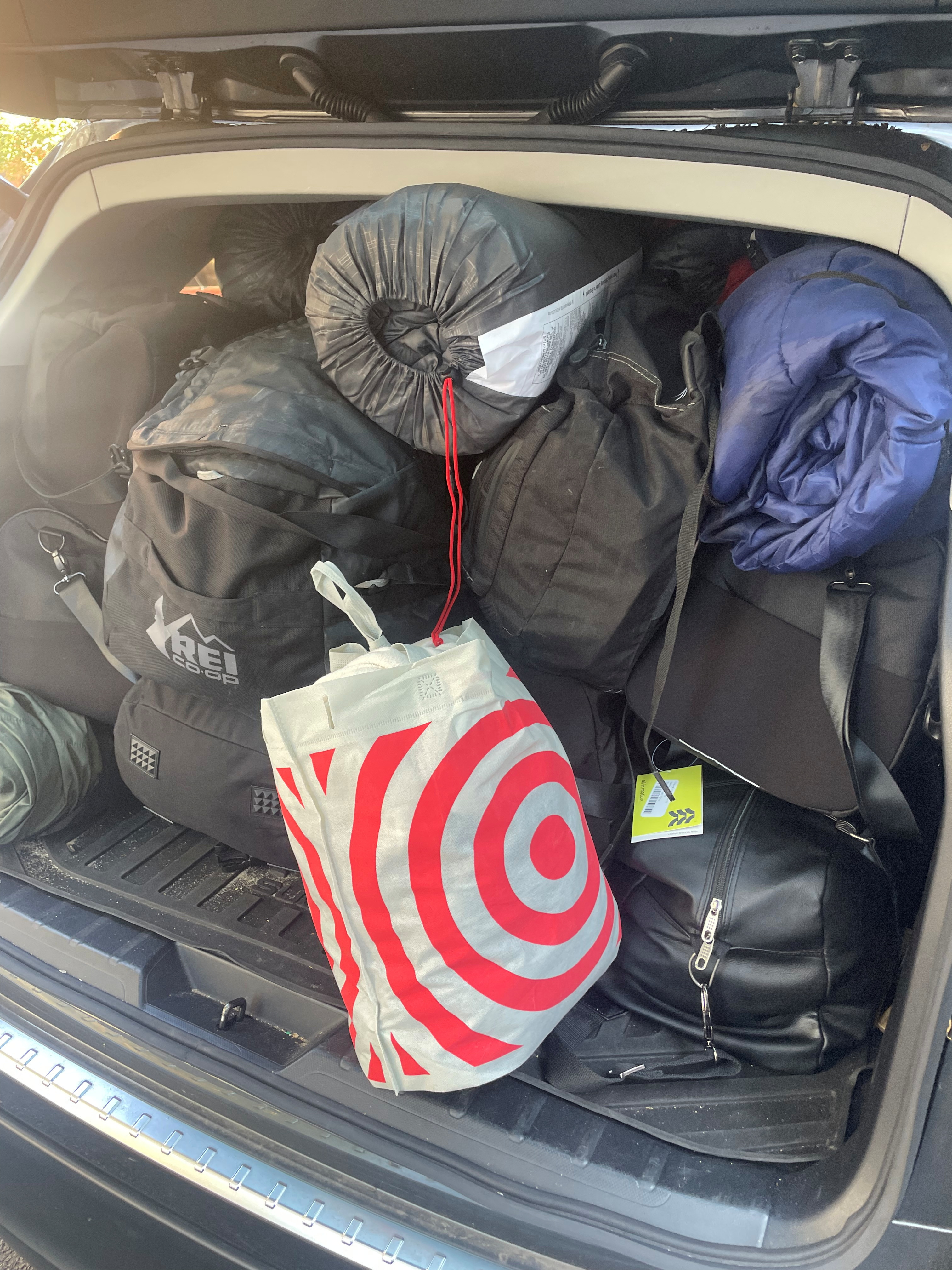 Com coletes à prova de balas, meias e sabonete, judeus dos EUA correm para ajudar Israel