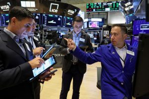 Wall St fecha em alta com otimismo sobre balanços; Oriente Médio segue em foco