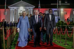 Rei Charles visita Quênia com cicatrizes do colonialismo em foco