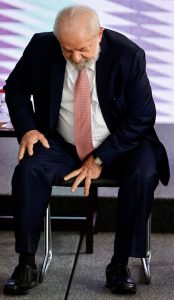 Lula diz que já levanta sozinho após cirurgia e voltará ao Planalto na semana que vem