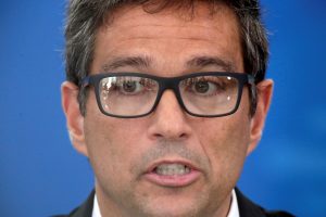 Campos Neto defende meta fiscal do governo e diz que juro dos EUA pode afetar fluxos para o Brasil à frente