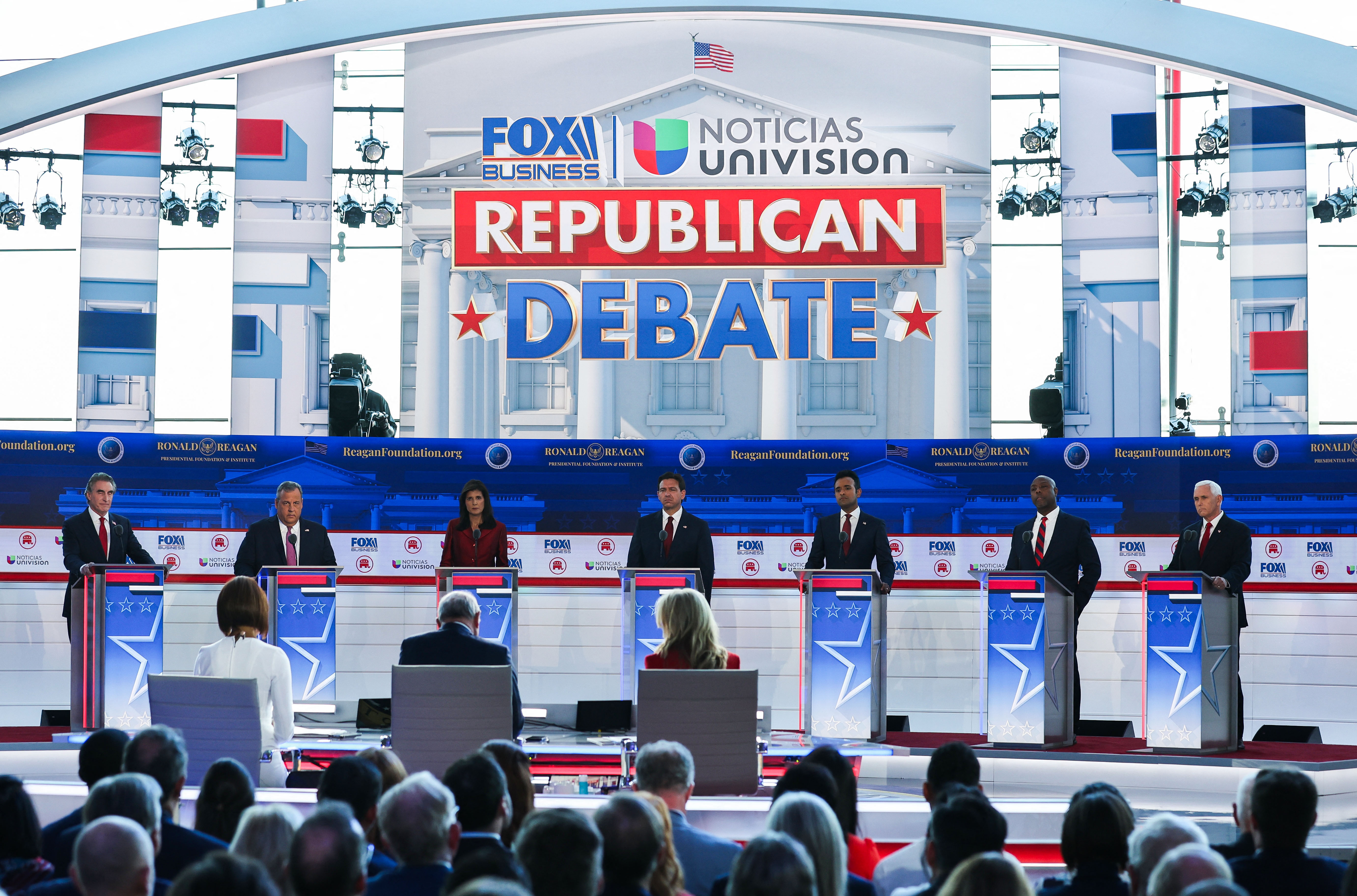 Sem Trump novamente, republicanos trocam farpas em debate tumultuado