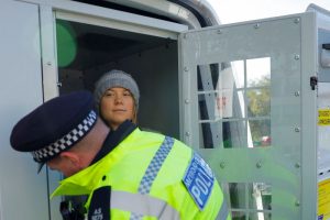 Ativista climática Greta Thunberg é detida pela polícia em Londres, segundo testemunha