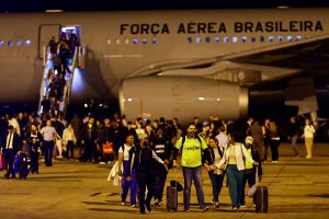 Primeiro voo com brasileiros repatriados de Israel chega a Brasília