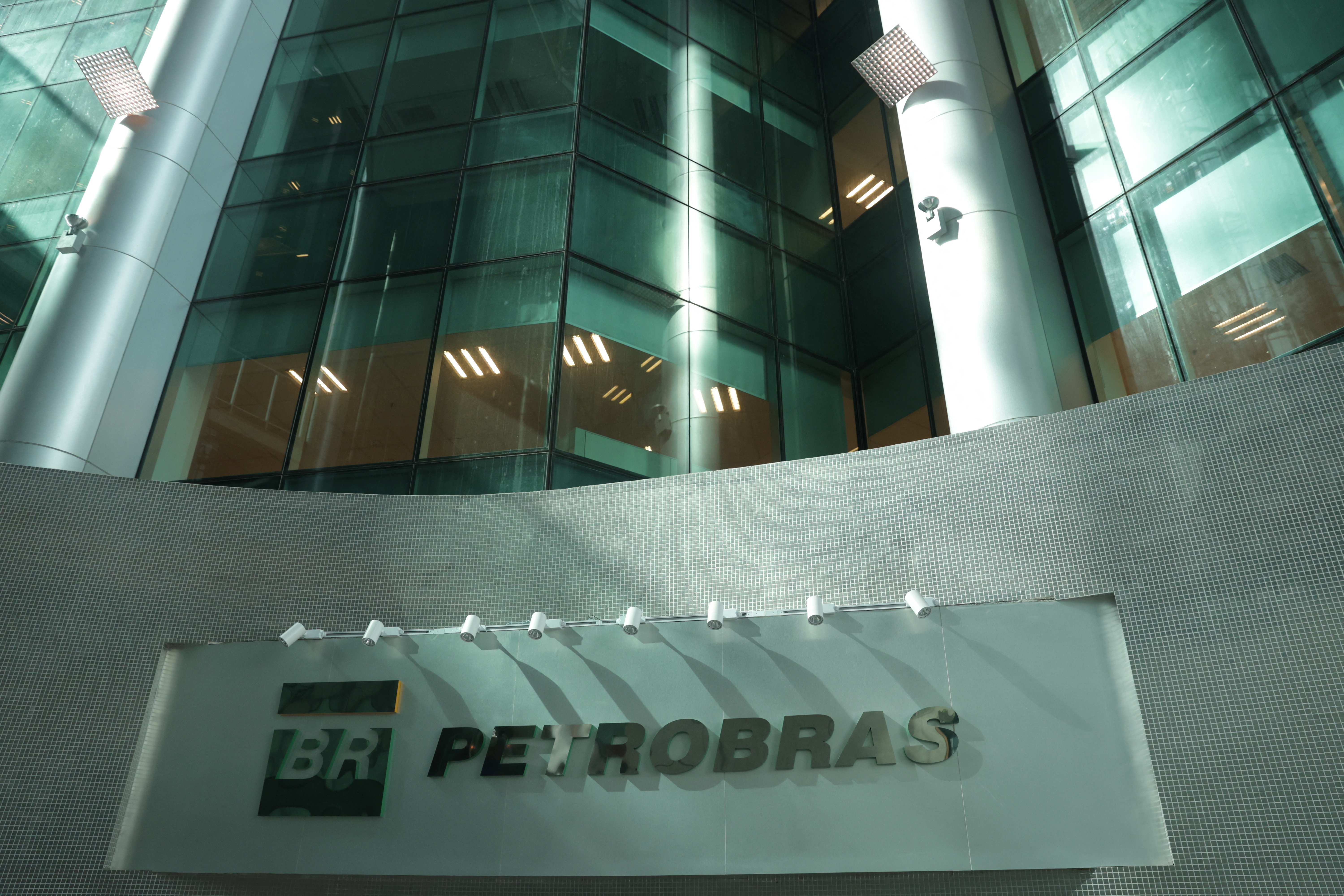 Petrobras faz parada de manutenção em unidades de lubrificantes da Reduc