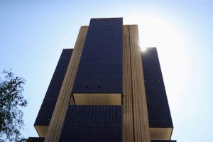 Atividade econômica do Brasil cai mais do que o esperado em agosto, indicam dados do BC