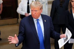 CORREÇÃO-Trump ganhou mais de US$100 mi com fraude, diz Estado de NY em começo de julgamento