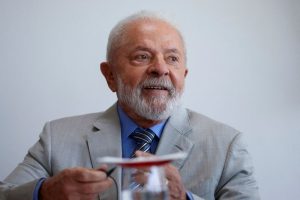 Lula vai a hospital para exames pós-operastórios