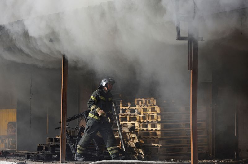 Ucrânia repele ataque de drones russos, mas destroços danificam armazém em Odessa, diz Kiev