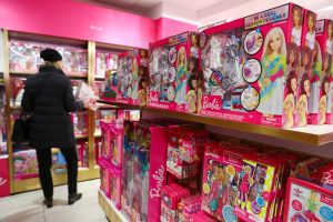 Mattel mantém projeção de vendas apesar de boom com “Barbie”; ações caem no pós-mercado