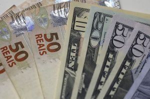 Dólar cai com força após dados de inflação dos EUA e resultado do governo central