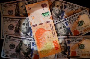 Argentina aumenta impostos sobre poupança e compras com cartão de dólares antes da posse de Milei 