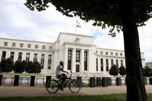 Fed deve manter juros inalterados, apesar de força persistente da economia dos EUA