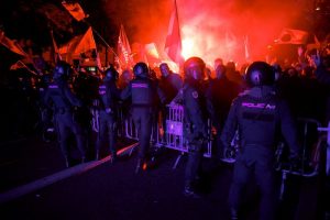 Manifestantes contra anistia para Catalunha entram em confronto com polícia em frente à sede do PS espanhol