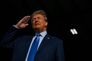 Trump chama pessoas presas por ataque ao Capitólio dos EUA de “reféns”