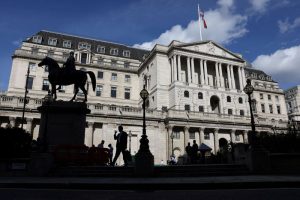 Banco da Inglaterra mantém juros no nível mais alto em 15 anos, descarta cortes rápidos