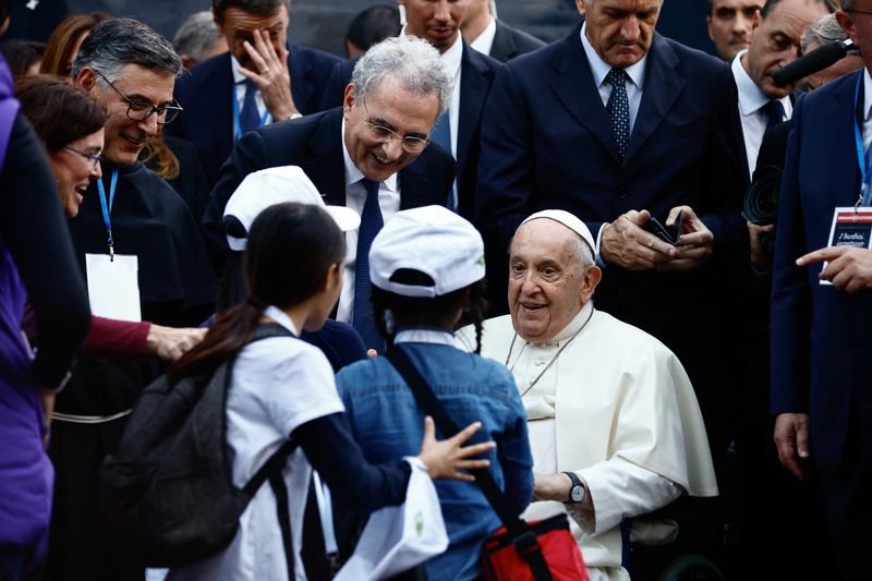 Papa conversa e brinca com crianças após breve susto sobre sua saúde