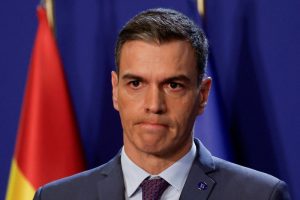 Após protestos, premiê da Espanha ganha apoio de partido basco para formar governo