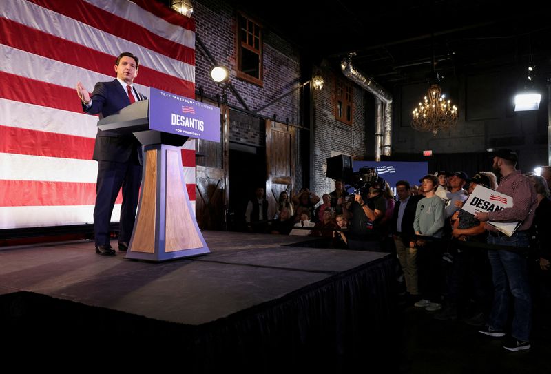 Ron DeSantis recebe apoio da governadora de Iowa nas primárias republicanas