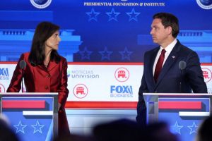 DeSantis e Haley enfrentam dilema sobre quem atacar em debate presidencial republicano