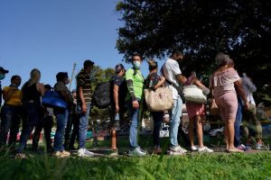 À medida que crise se aprofunda, cubanos lutam para emigrar de qualquer maneira