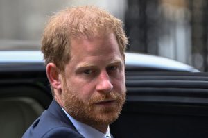Príncipe Harry e Elton John podem levar ação contra editora de jornal a julgamento, decide tribunal
