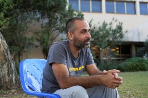 Um mês depois, pai israelense sofre com destino da família em Gaza