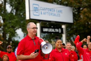 Sindicato se prepara para organizar trabalhadores da Toyota e de outras montadoras nos EUA