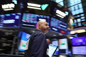 Wall St estende ganhos com autoridades do Fed e leilões do Tesouro dos EUA em foco