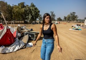 Sobrevivente israelense se emociona ao voltar a local de ataque do Hamas