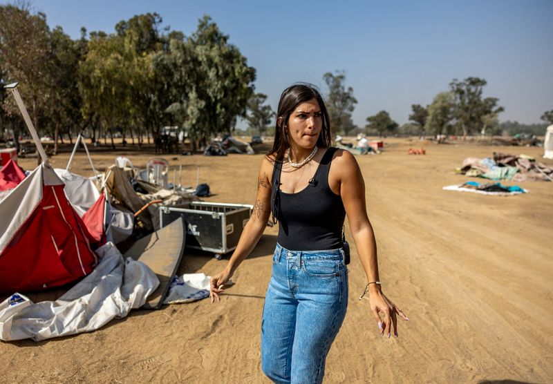 Sobrevivente israelense se emociona ao voltar a local de ataque do Hamas
