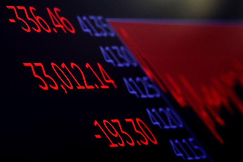 Wall St cai conforme investidores digerem comentários do Fed