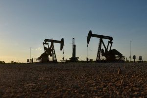 Petróleo cai 4% com preocupações sobre demanda e dólar forte