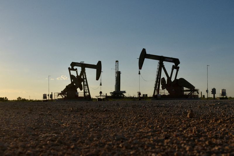 Petróleo cai 4% com preocupações sobre demanda e dólar forte