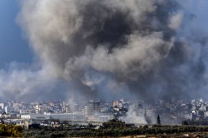 Autoridades palestinas dizem que ataques aéreos de Israel atingiram hospitais de Gaza