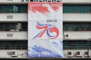 Coreia do Sul e EUA comemoram aliança com rap e cerveja