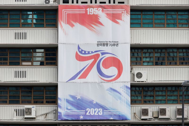 Coreia do Sul e EUA comemoram aliança com rap e cerveja