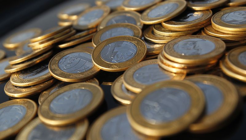 Taxas de juros futuras curtas sobem com dado do PIB e longas caem com Treasuries