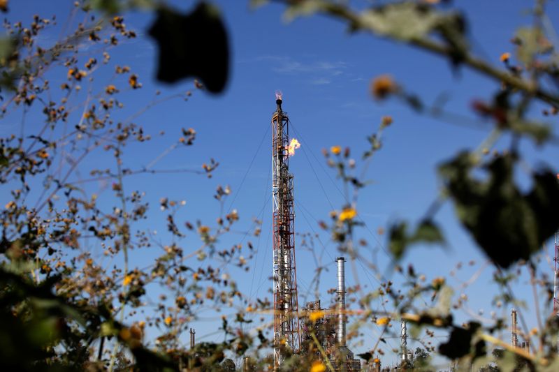 Preços do petróleo caem mais de 2% com investidores cautelosos com cortes da Opep+