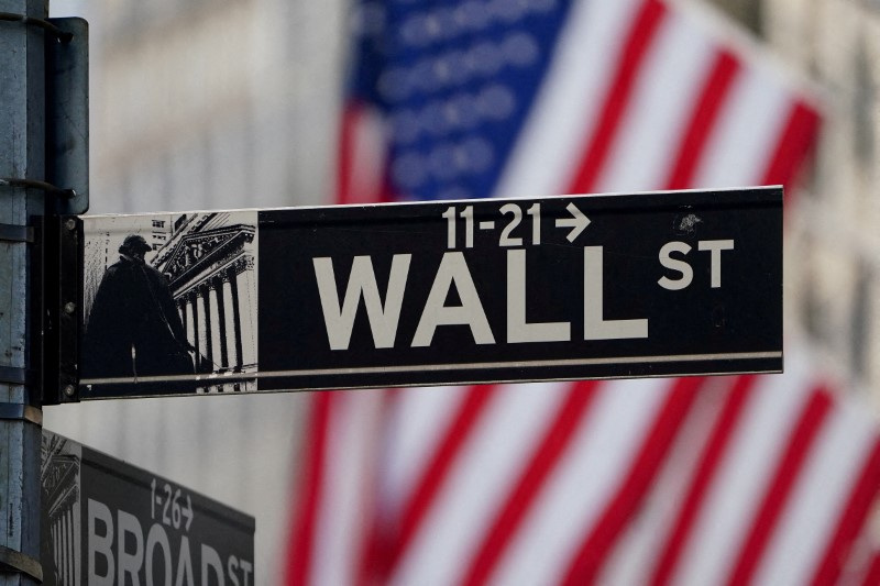 Wall St recua antes de dados econômicos 