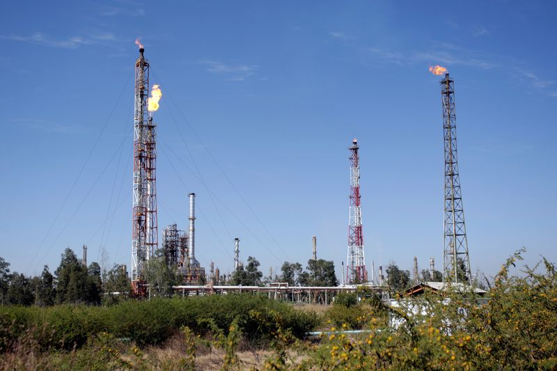 Petróleo despenca com preocupação sobre demanda após alta em estoque de gasolina nos EUA