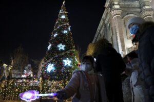 Natal chinês tem decoração brilhante e preocupações com influência estrangeira