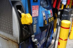 Petróleo fecha em mínima de 6 meses com perspectivas econômicas fracas e alta oferta nos EUA