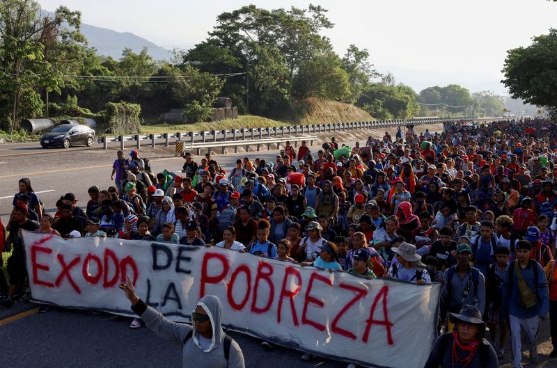 Caravana de migrantes avan a para o norte enquanto autoridades dos