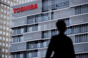 Toshiba deixa bolsa de Tóquio após 74 anos e encara futuro com novos proprietários
