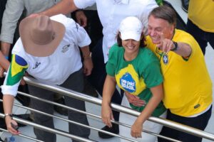 Exame descarta cirurgia agora e Bolsonaro será reavaliado em 3 meses, diz Wajngarten