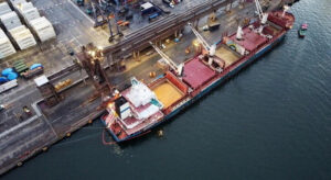 Porto de Paranaguá retoma operações após incêndio suspender embarques em 3 berços